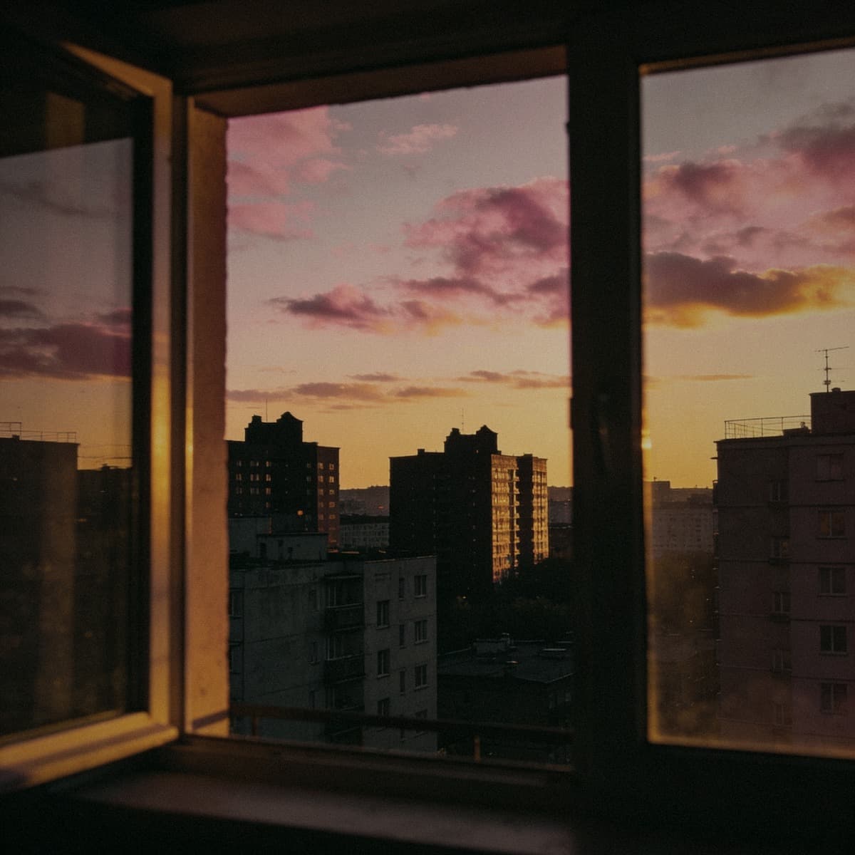 Vue urbaine au crépuscule à travers une fenêtre ouverte